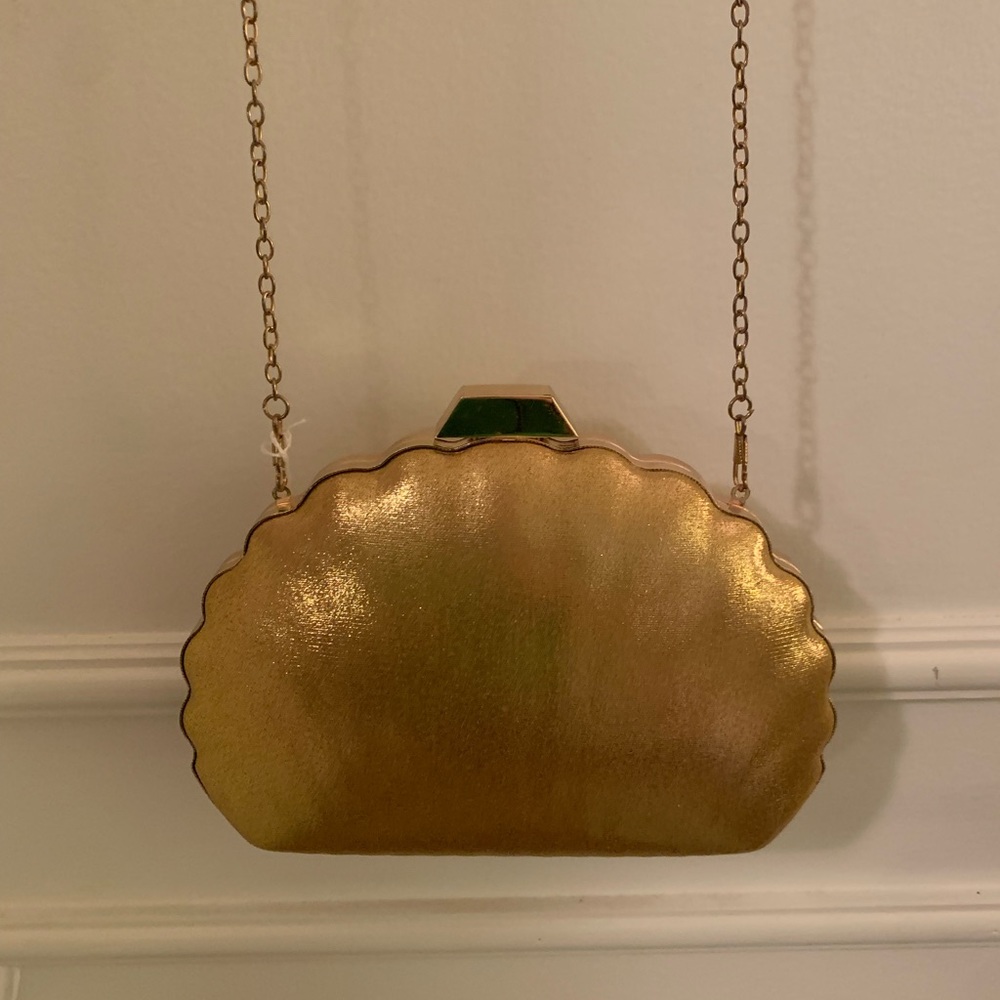 Gold shell purse w/detachable chain strap NEW/never used
